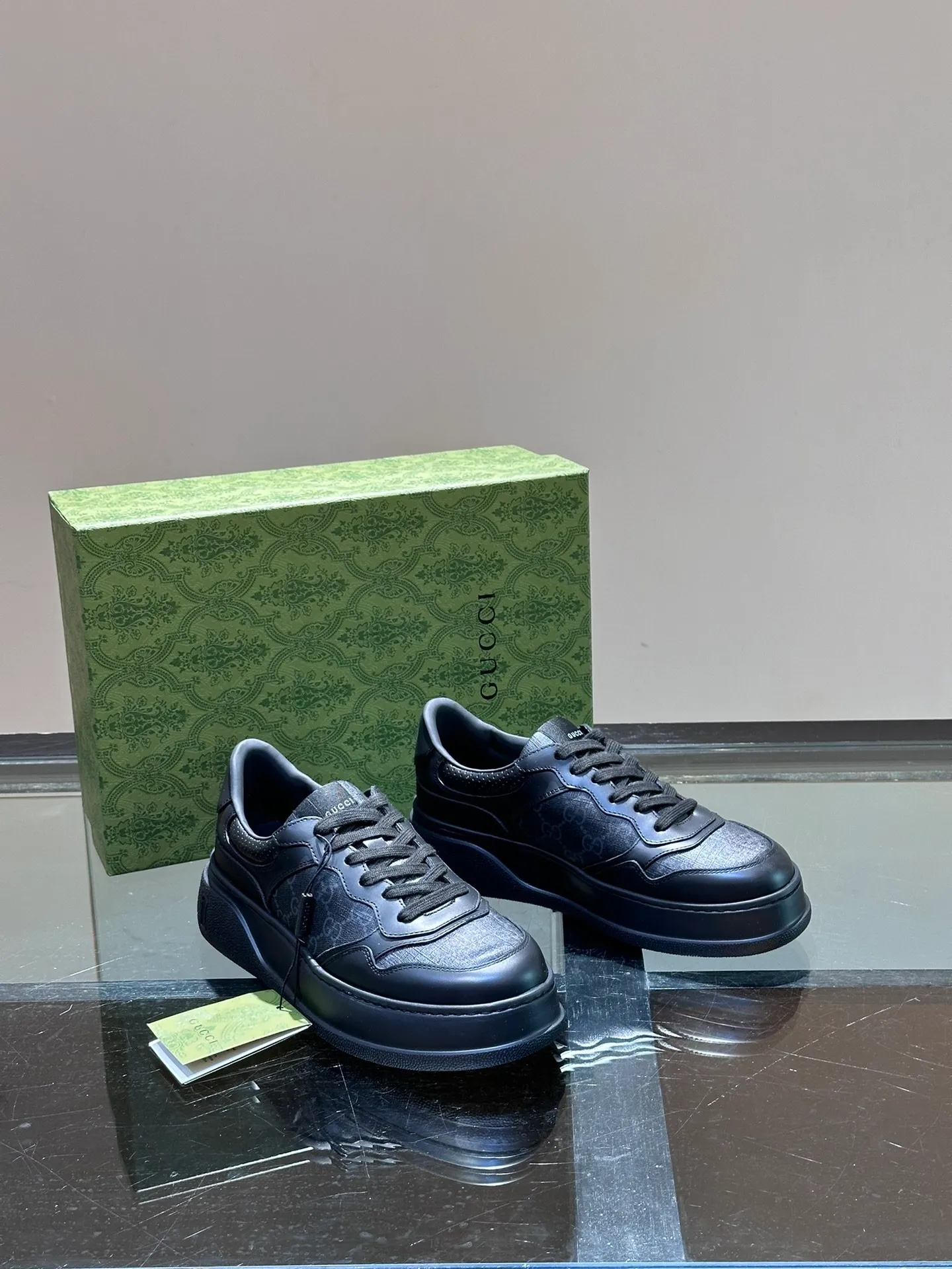 P640 Gucci men's thick-soled biscuit shoe sneakers. This sneaker adopts a thick-soled structure and cleverly uses the three elements of appearance design, color matching and material to show a retro style. The shoes are made of Demetra, a black sustainable material containing at least 70% renewable plant raw materials (viscose fiber, wood pulp, bio-based polyurethane), with a rubber sole. The Gucci web print adds a signature touch to this piece. Thick soles add 5cm to your height and instantly enhance your aura when worn!  Size: 38-44 (38 45 customized)